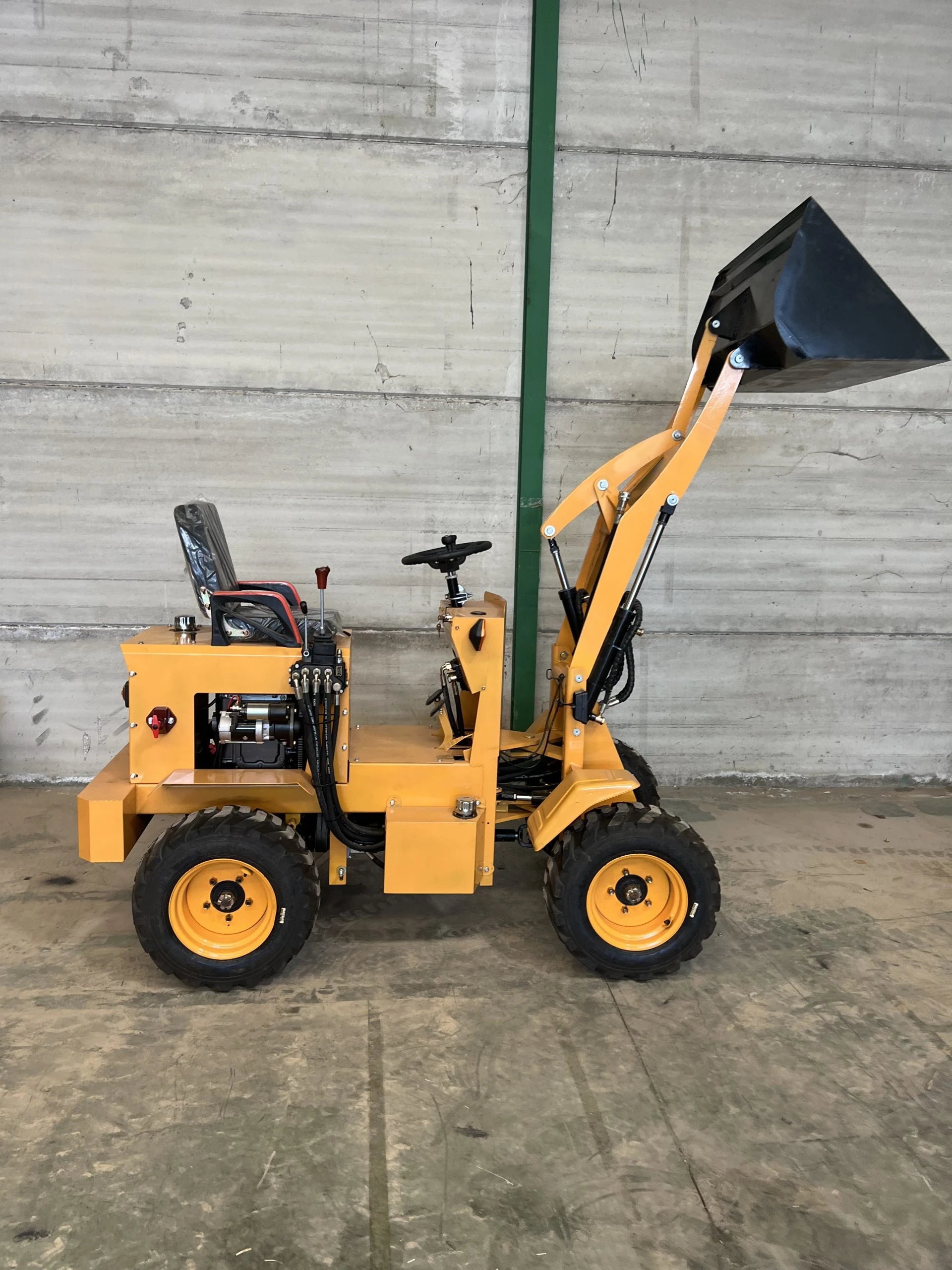 Mini pala articolata 750 kg per cantieri e aziende agricole - immagine 19